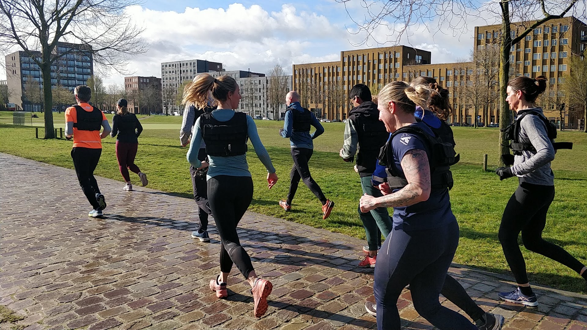 Deelnemers aan een BootBurg Outdoor Workouts hardloop-krachttraining, waarbij professionele methoden worden toegepast om kracht en uithoudingsvermogen te verbeteren in een outdoor setting.